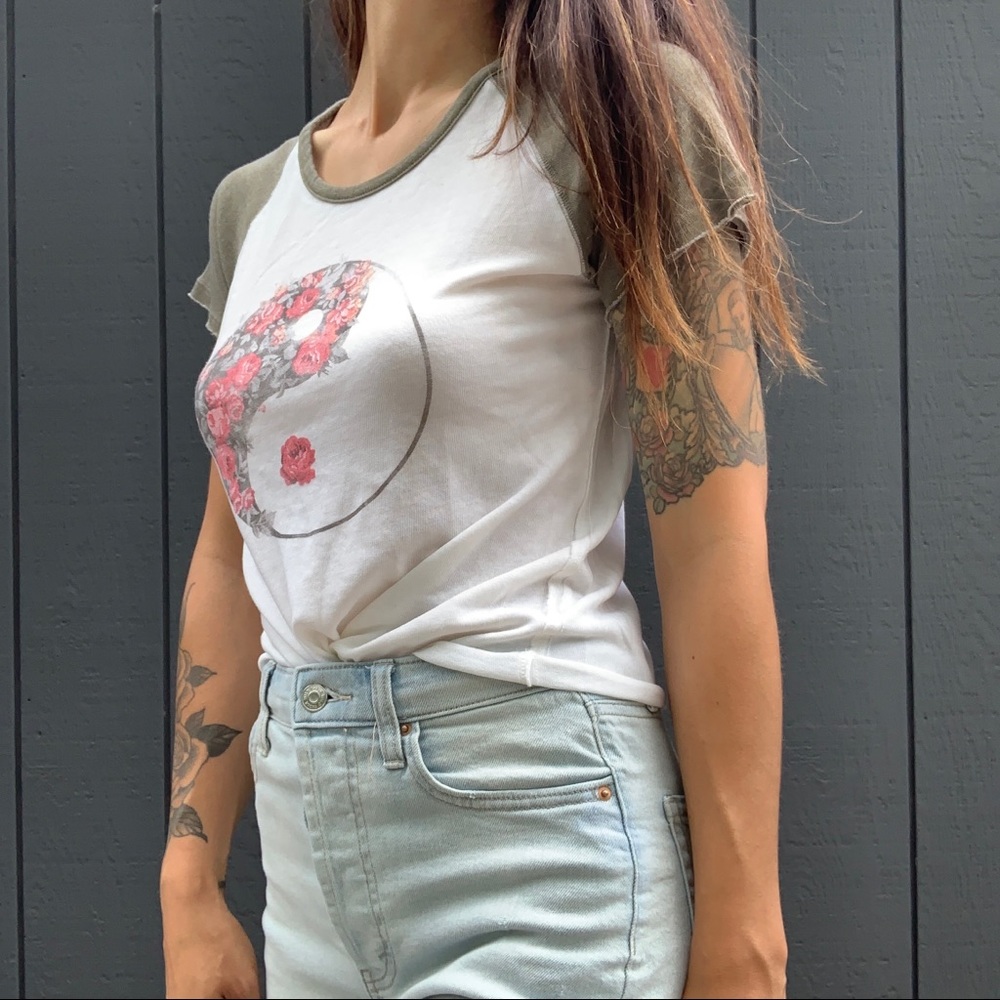SOLD!!! Aeropostale 90s yin-yang baseball tee - Picture 2 of 5
